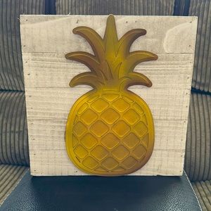 Pineapple wall decor